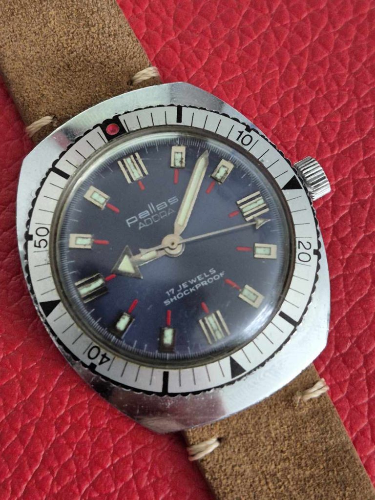 Die Totale Ansicht Uhr Zifferblatt und Gehäuse der Pallas Adora