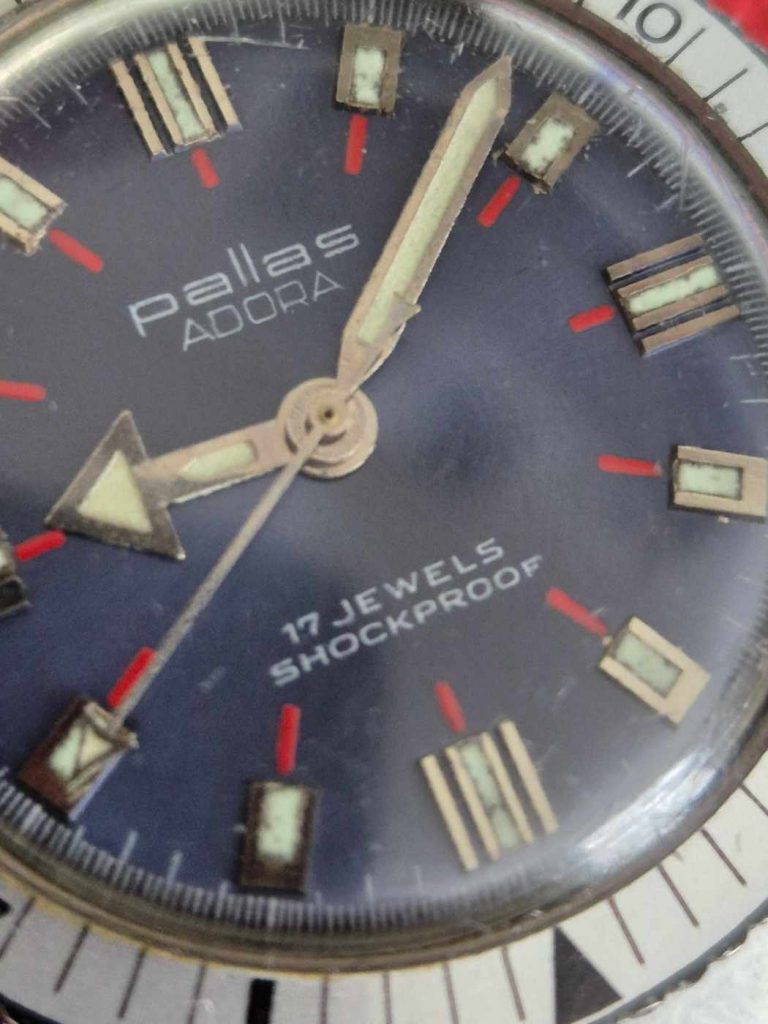 Nahaufnahme des Zifferblatts der Pallas Adora Vintage Skin Diver mit 17 Jewels Anzeige und markanten Leuchtindizes.