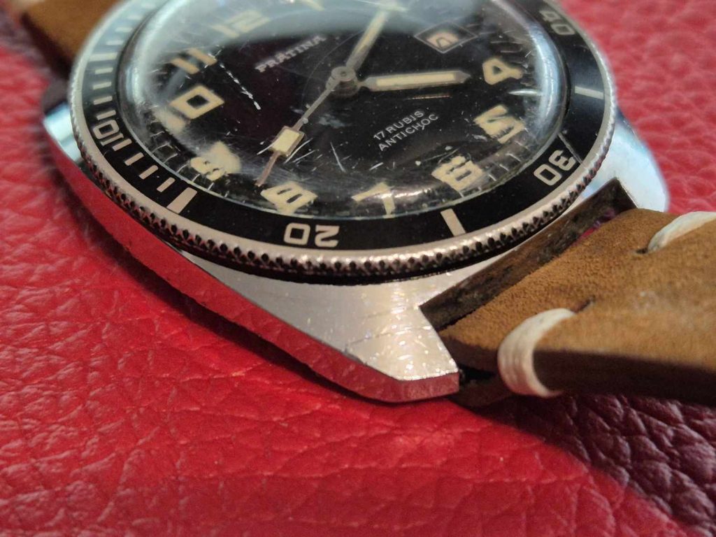 Prätina Skin Diver in schräger Aufsicht mit Fokus auf die Lünette, das gewölbte Plexiglas und das markante Gehäuse.