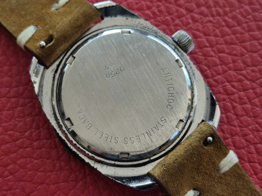 Verschraubter Edelstahlboden der Prätina Skin Diver mit Gravur „Antichoc“ und Seriennummer 0254 267.
