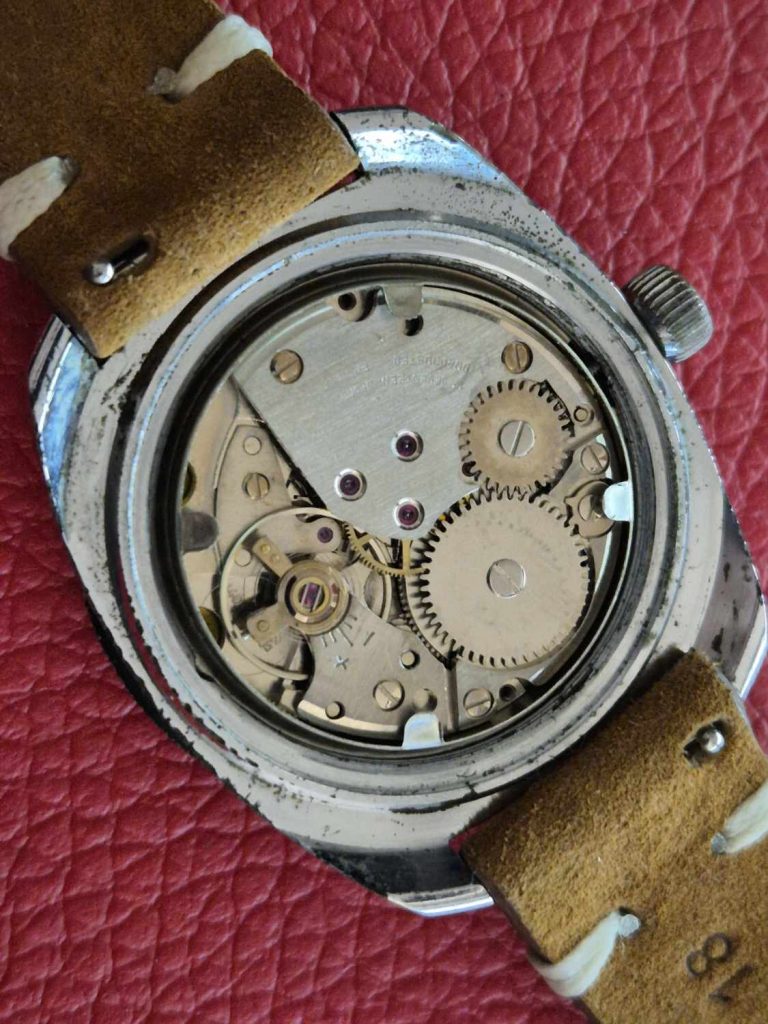Mechanisches Uhrwerk FE 140 im geöffneten Gehäuse der Prätina Skin Diver, gut sichtbare Zahnräder und Unruh.