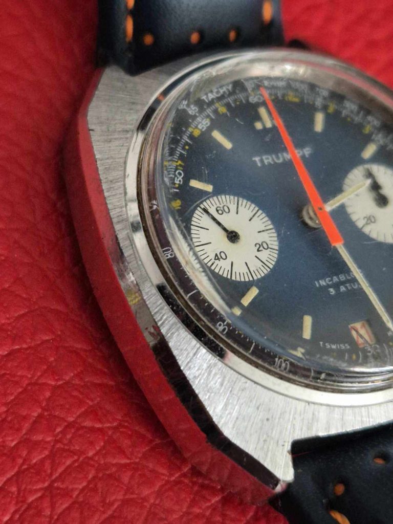 Auf diesem Bild sieht man schön den Original Schliff des Trumpf Chronographen mit Valjoux 7734
