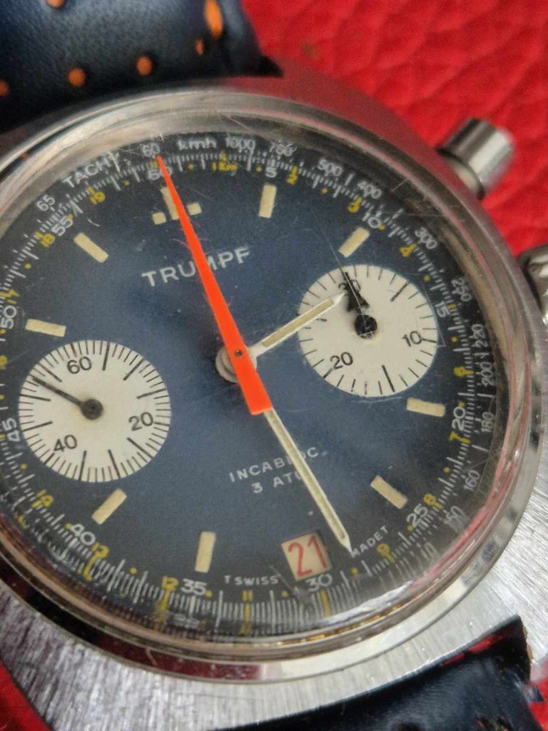 Nahaufnahme des Zifferblatts eines Trumpf Chronographen mit dem Valjoux 7734