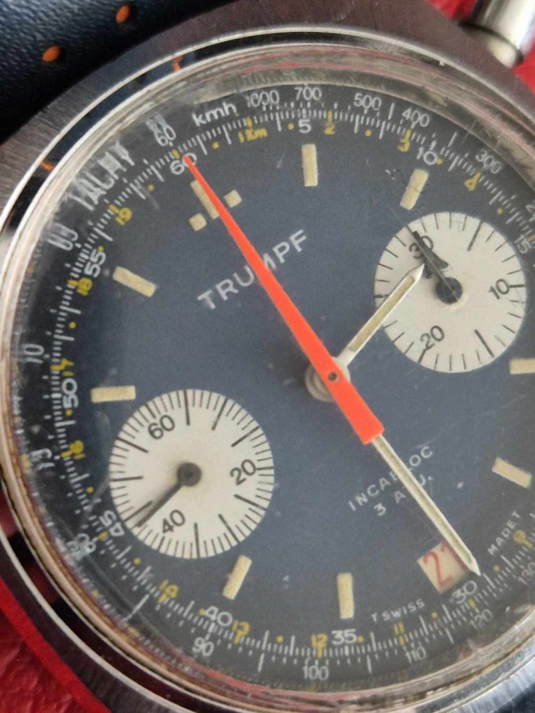 Nahaufnahme der Totalisatoren in Panda-Optik eines Vintage Trumpf Chronographen