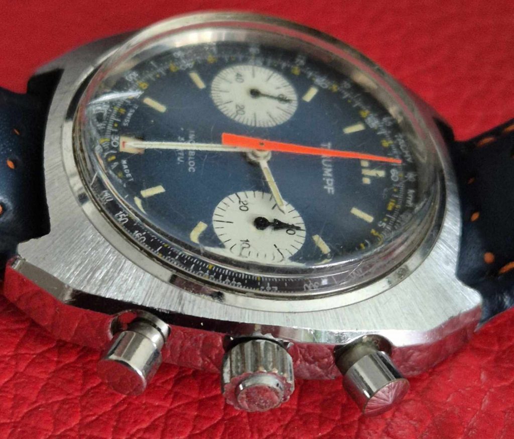 Seitenansicht mit Krone des Trumpf Chronographen mit Valjoux 7734