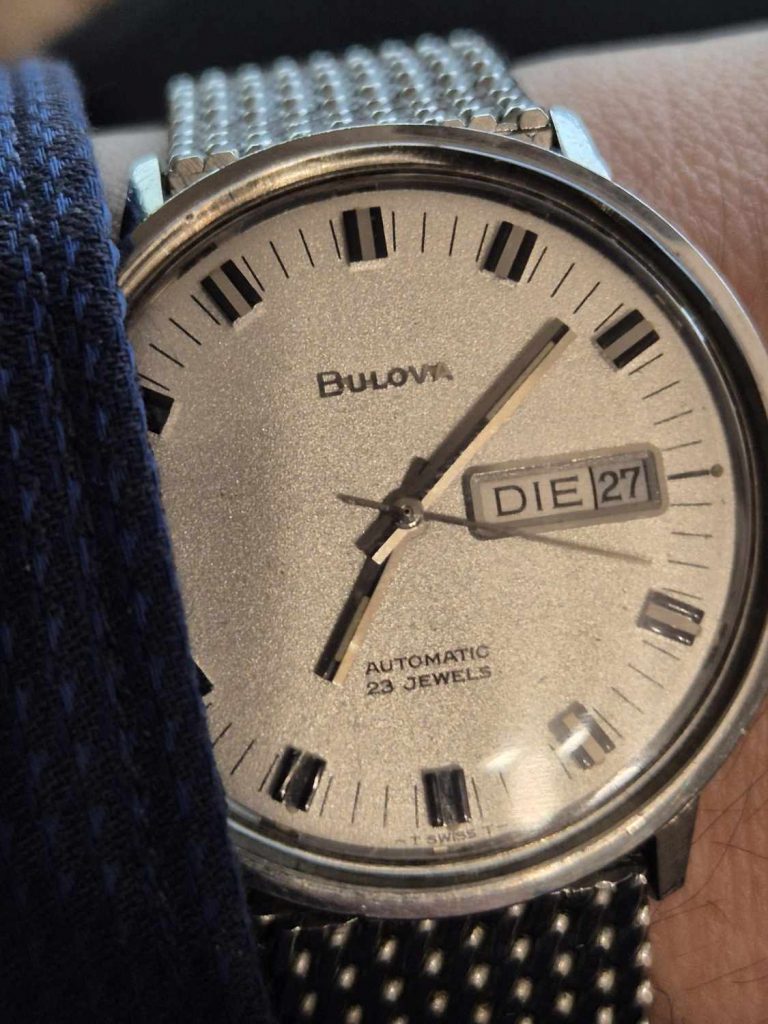 Bulova Automatic Vintage-Uhr mit silbernem Zifferblatt am Handgelenk.
