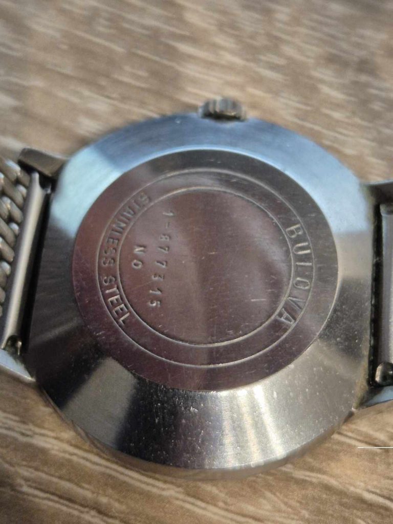 Edelstahl-Gehäuseboden der Bulova Automatic mit Gravuren.