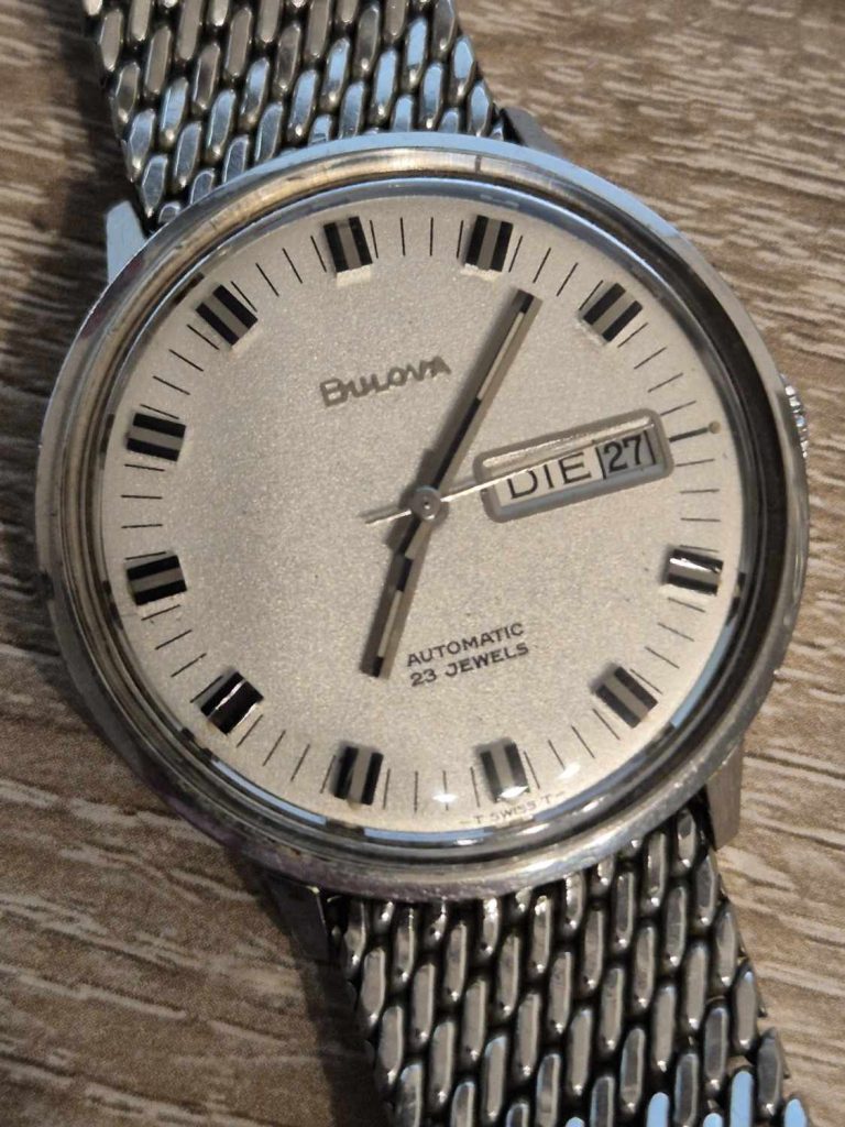 Bulova Automatic Gesamtansicht mit silbernem Blatt und Meshband.