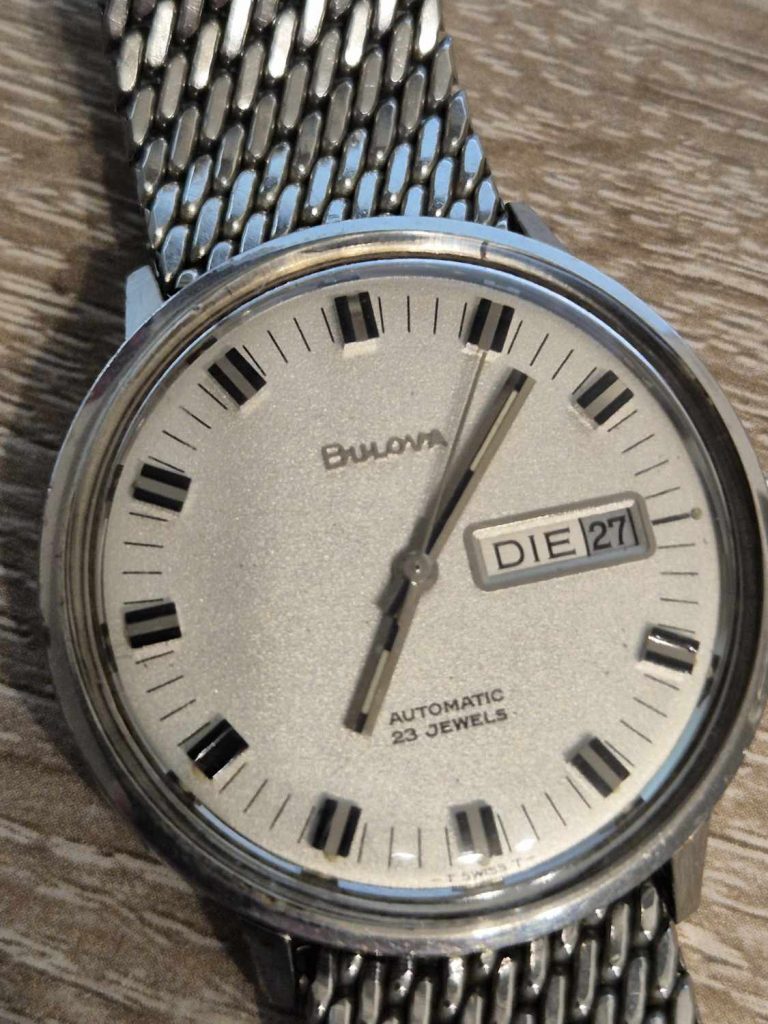 Frontalansicht Bulova Automatic mit silbernem Zifferblatt.