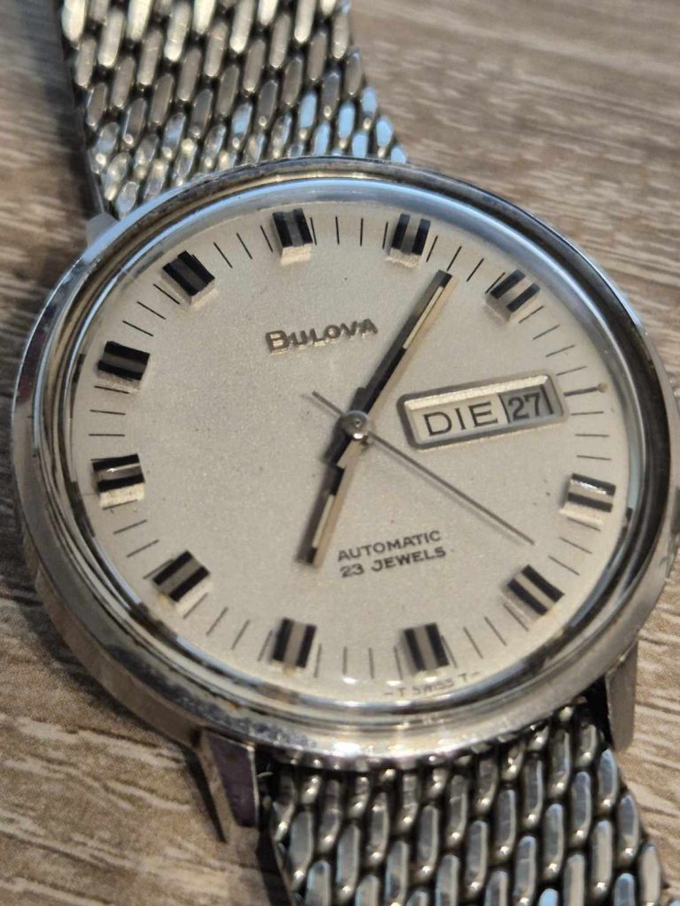 Bulova Automatic schräg von oben mit silbernem Zifferblatt.