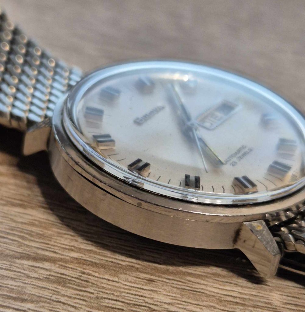 Bulova Automatic Seitenprofil ohne Krone, flaches Gehäuse.