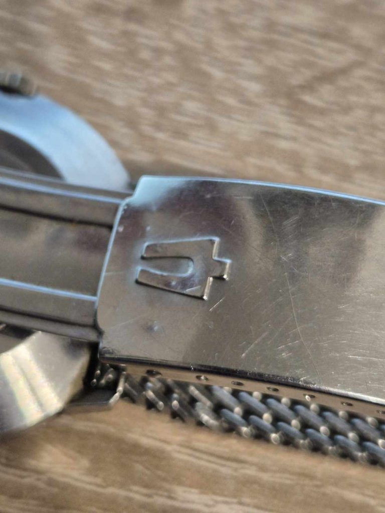Bulova signierte Faltschließe am Edelstahl-Meshband.