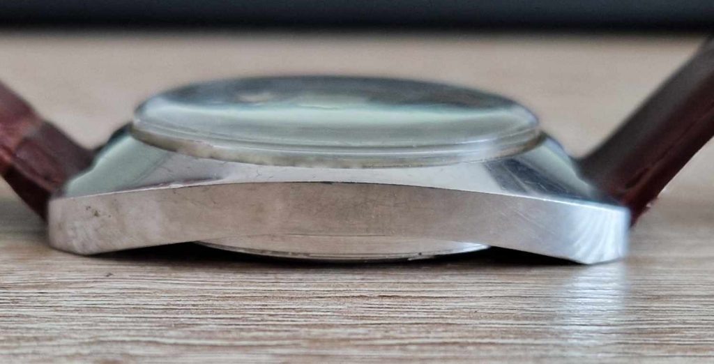 Seitenprofil der BWC Swiss Courage Vintage Uhr mit gewölbtem Plexiglas.