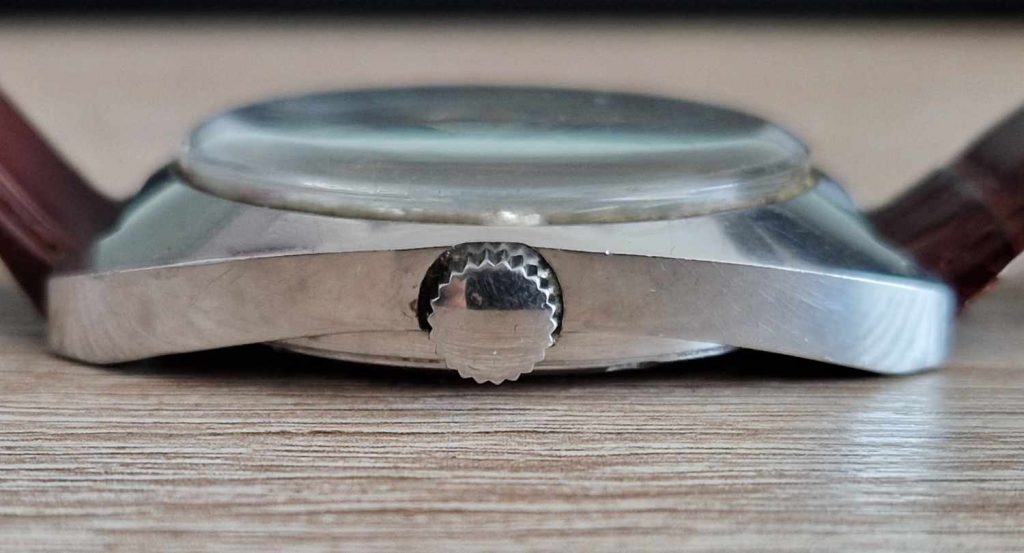 Gehäuseflanke rechts mit Aufzugskrone der BWC Swiss Courage.