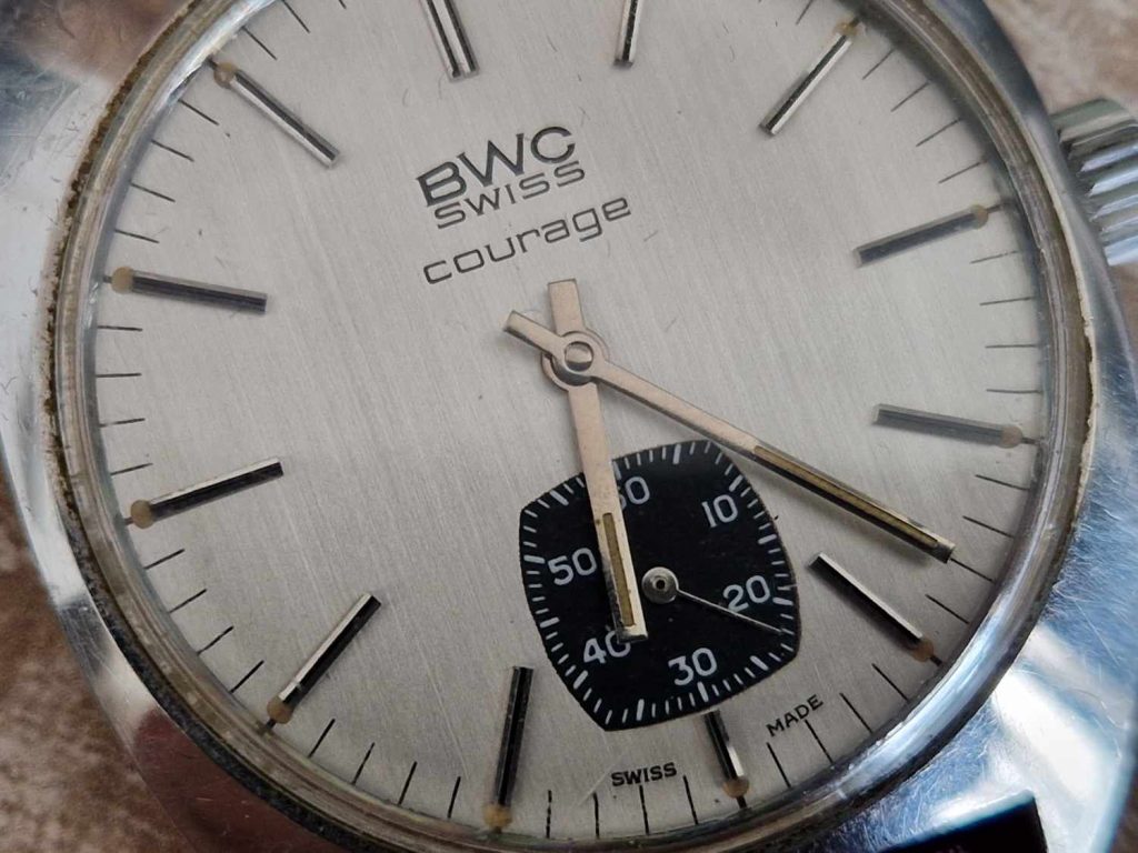 Makroaufnahme Zifferblatt BWC Swiss Courage, Logo und kleine Sekunde.