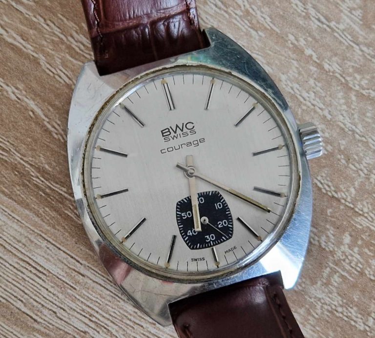 Draufsicht BWC Swiss Courage, silbernes Zifferblatt mit kleiner Sekunde.