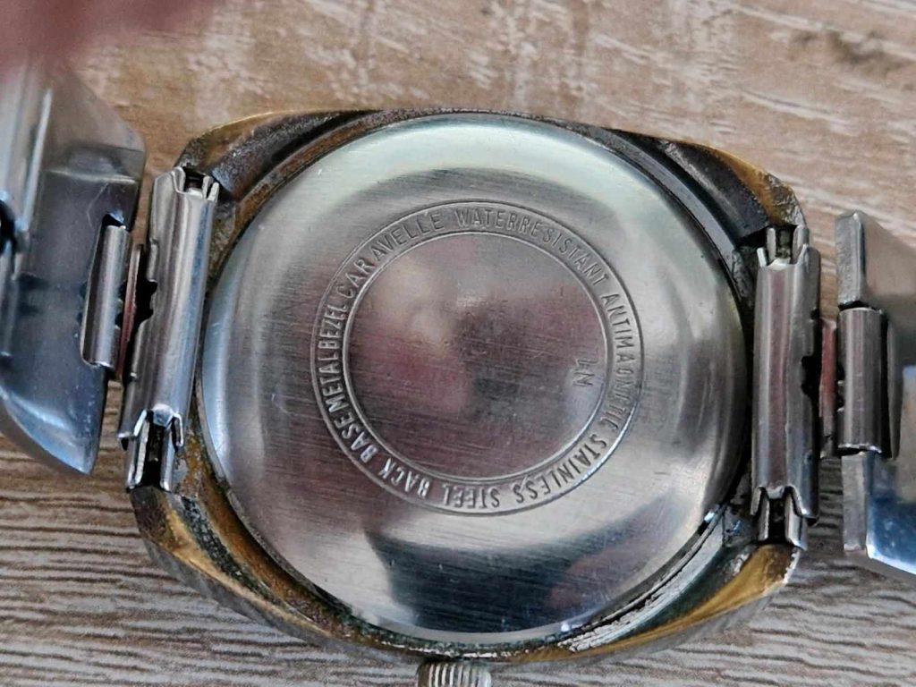 Gehäuseboden einer Caravelle Uhr aus Edelstahl mit Gravur N4 (1974) und Water Resistant.