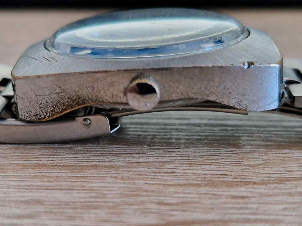 Seitenprofil einer Vintage Caravelle Automatik Uhr mit Sicht auf die Krone und das gewölbte Acrylglas.