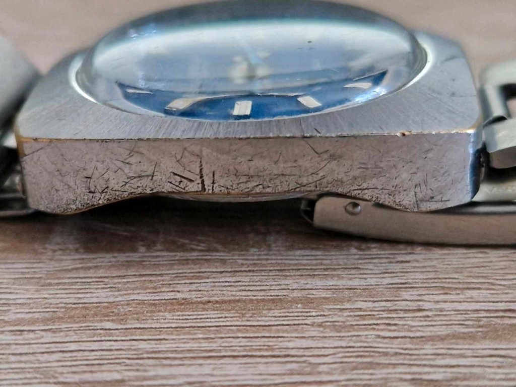 Linke Gehäuseflanke einer Vintage Caravelle Uhr mit sichtbaren Gebrauchsspuren und Patina.