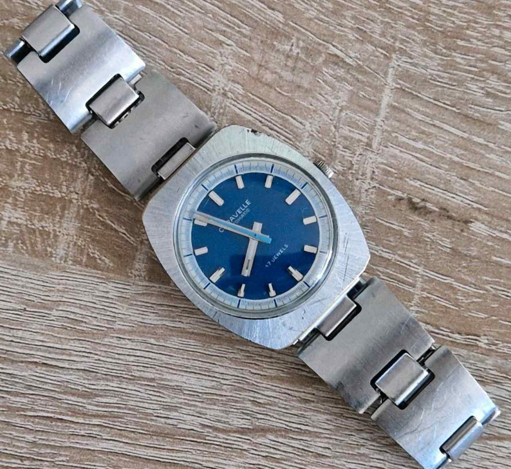 Vollständige Ansicht der Caravelle Vintage Uhr mit Edelstahlarmband und blauem Zifferblatt.