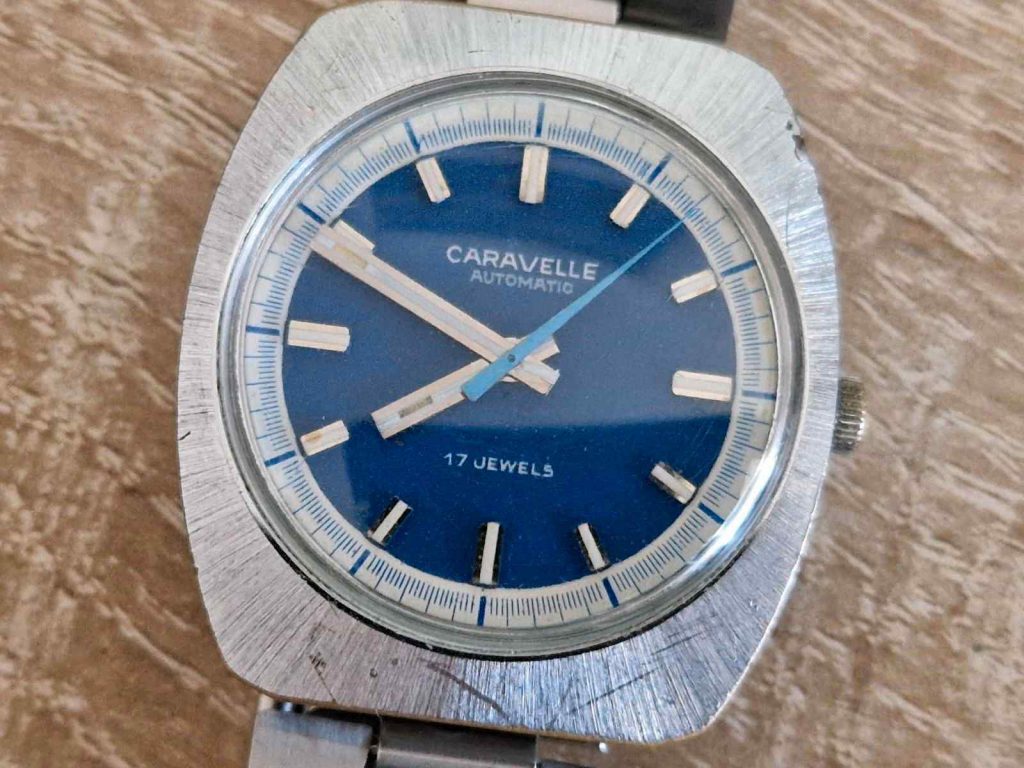 Nahaufnahme des blauen Zifferblatts einer Caravelle Automatic 17 Jewels Uhr mit Block-Indizes.