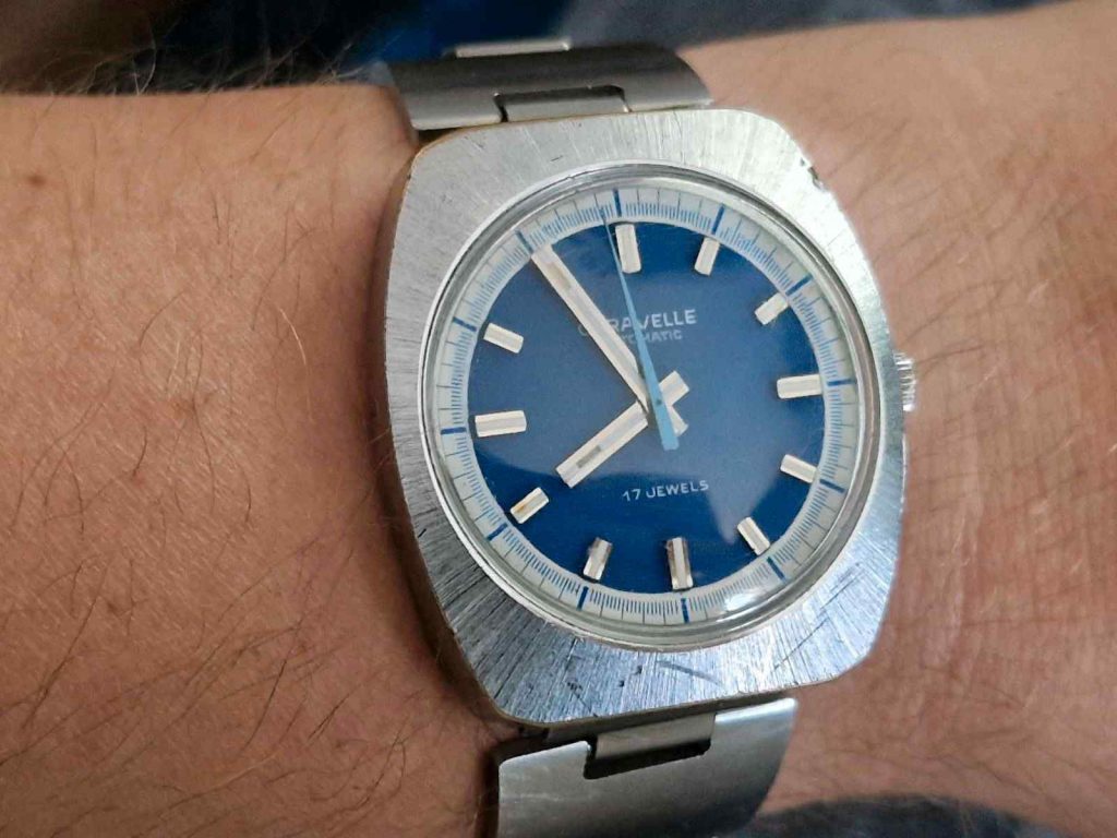 Vintage Caravelle Herrenuhr mit blauem Zifferblatt am Handgelenk (Wristshot).