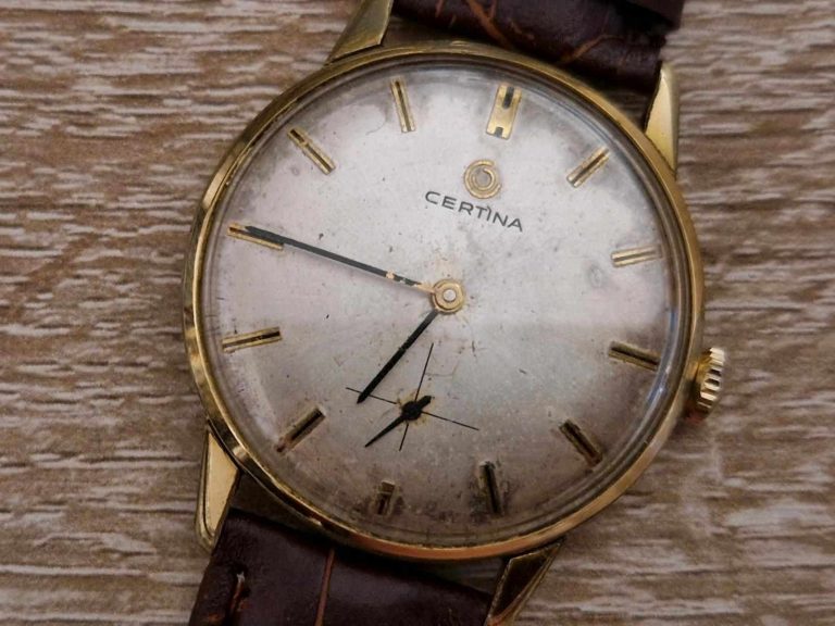 Zifferblatt Nahaufnahme Certina Vintage Uhr mit kleiner Sekunde und Patina
